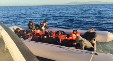 Kuşadası açıklarında geri itilen 48 düzensiz göçmen kurtarıldı