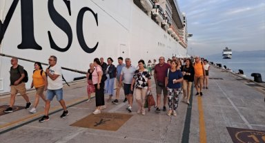 Kuşadası'na 7 kruvaziyerle 8 bin 370 turist geldi