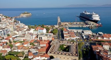 Kuşadası'na dev kruvaziyerle 2 bin 600 turist geldi