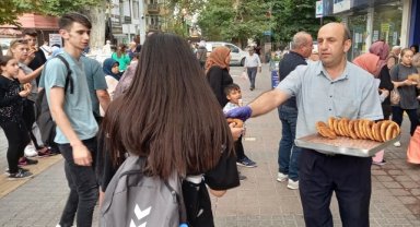 Kütahya'da bir fırıncı "Filenin Sultanları"nın şampiyonluğunu simit dağıtarak kutladı