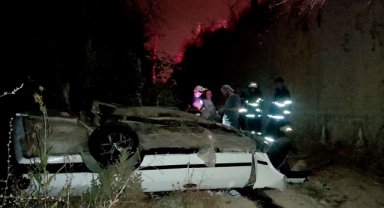 Kütahya'da istinat duvarından düşen otomobildeki 2 kişi yaralandı