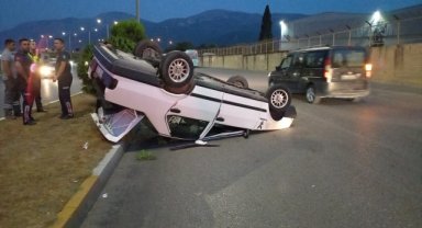 Manisa'da devrilen otomobilin sürücüsü yaralandı