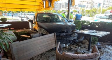 Manisa'da otomobilin kafeye girmesi sonucu 2 kişi yaralandı