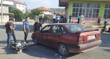 Manisa'da otomobille çarpışan motosikletteki 2 kişi yaralandı