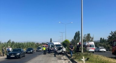 Manisa'da tırla çarpışan otomobildeki 2 kişi öldü, 1 kişi yaralandı