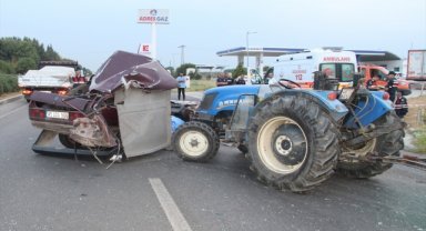 Manisa'da traktöre takılı römorka çarpan otomobildeki 1 kişi öldü, 3 kişi yaralandı.