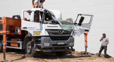 Manisa'da üzerine iş makinesi devrilen kamyonun şoförü yaralandı