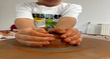 Muğla'da gönüllü gençler çömlek yapımını öğreniyor