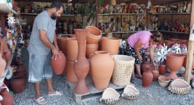 Muğla'da hediyelik eşya dükkanından 35 kiloluk vazoyu çalan şüpheli otomobiliyle ortadan kayboldu