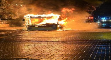 Nazilli'de park halindeyken yangın çıkan halk otobüsü kullanılamaz hale geldi