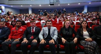 TEKNOFEST Yönetim Kurulu Başkanı Bayraktar, İzmir'de öğrencilerle bir araya geldi: