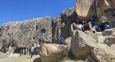 Türkiye'nin farklı illerinden gelen gençler, Afyonkarahisar'daki gençlik kampında buluştu