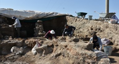 Üçhöyük kazısında mutfak kapları, bakır ve demir işçiliği malzemeleri bulundu
