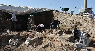 Üçhöyük kazısında mutfak kapları, bakır ve demir işçiliği malzemeleri bulundu