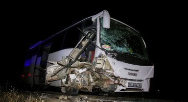 Uşak'ta midibüs ile otomobilin çarpışması sonucu 13 kişi yaralandı