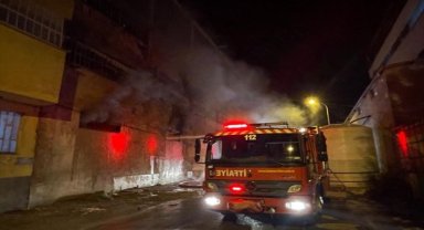Uşak'ta tekstil fabrikasında çıkan yangına müdahale ediliyor