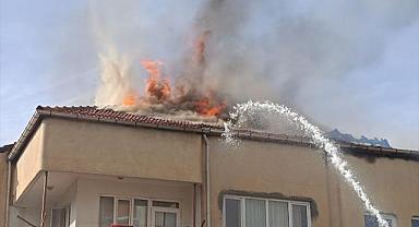 Afyonkarahisar'da bir binanın çatısında çıkan yangın söndürüldü