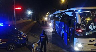 Afyonkarahisar'da göçmen kaçakçılığı iddiasıyla yakalanan şüpheli tutuklandı