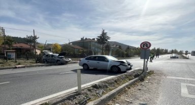 Afyonkarahisar'da iki otomobilin çarpıştığı kazada 6 kişi yaralandı