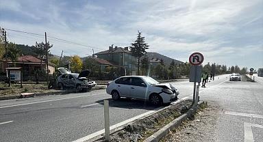 Afyonkarahisar'da iki otomobilin çarpıştığı kazada 6 kişi yaralandı