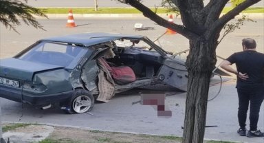 Afyonkarahisar'da iki otomobilin çarpıştığı kazada bir kişi öldü, iki kişi yaralandı