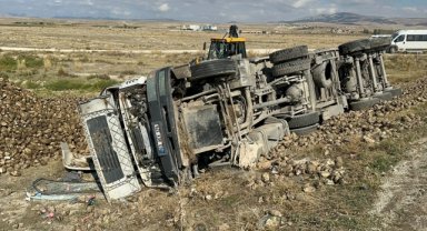 Afyonkarahisar'da kamyon ve tırın karıştığı kazada 3 kişi yaralandı