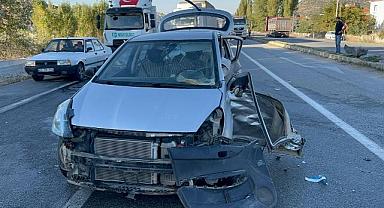 Afyonkarahisar'da kamyonet ile otomobilin çarpıştığı kazada 1 kişi öldü, 4 kişi yaralandı