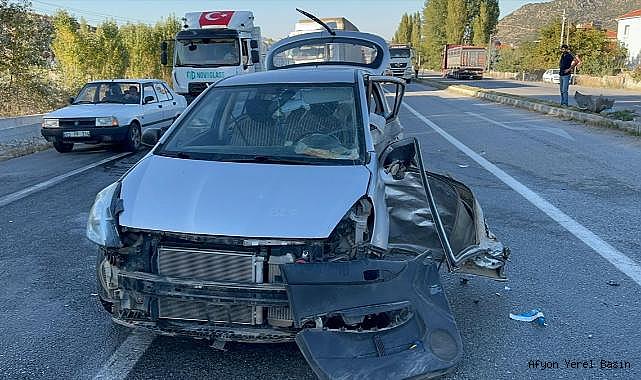 Afyonkarahisar'da kamyonet ile otomobilin çarpıştığı kazada 1 kişi öldü, 4 kişi yaralandı
