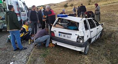 Afyonkarahisar'da şarampole devrilen otomobildeki 4 kişi yaralandı