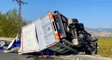 Alaşehir'de otomobilin kamyona çarptığı kazada 3 kişi yaralandı