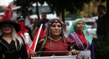 Aydınlı kadınlar Cumhuriyet'in 100. yılı için yürüdü