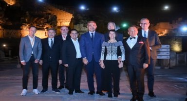 Bakan Ersoy, Efes Antik Kenti'nde Alman turizmcilerle bir araya geldi:
