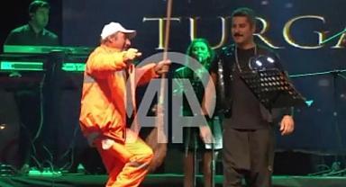 Belediye temizlik işçisi konser sahnesine hünerlerini sergiledi