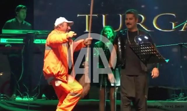 Belediye temizlik işçisi konser sahnesine hünerlerini sergiledi