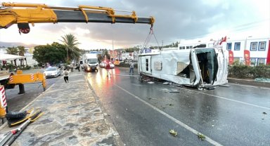 Bodrum'da devrilen midibüsle otomobil çarpıştı, 1'i çocuk 4 kişi yaralandı