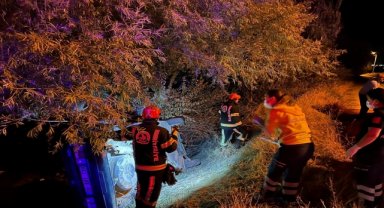 Denizli'de şarampole devrilen otomobildeki 2 kişi öldü, 3 kişi yaralandı