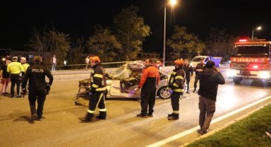 Denizli'de tıra çarpan otomobilin sürücüsü öldü