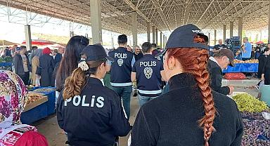 Dinar Emniyeti Salı Pazar Yerinde Broşür Dağıttı