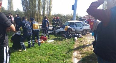 Gediz'de iki otomobilin çarpıştığı kazada 3 kişi yaralandı