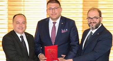 GENÇ GİRİŞİMCİLERE PLAKET TAKDİM EDİLDİ