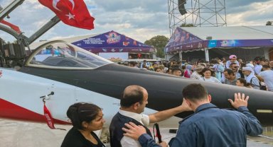 Görme engelli aile, TEKNOFEST İzmir'de milli teknoloji ürünlerine kalp gözüyle dokundu