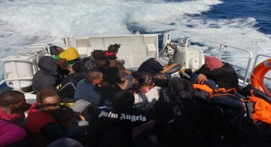 İzmir açıklarında 152 düzensiz göçmen yakalandı, 46 düzensiz göçmen kurtarıldı