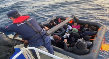 İzmir açıklarında 17 düzensiz göçmen yakalandı, 14 düzensiz göçmen kurtarıldı