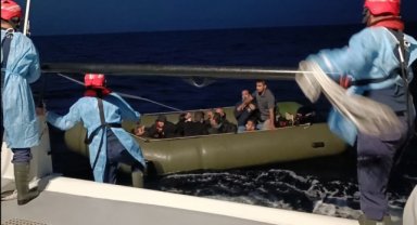 İzmir açıklarında 180 düzensiz göçmen kurtarıldı, 37 düzensiz göçmen yakalandı