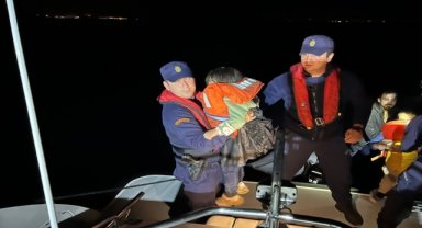 İzmir açıklarında 78 düzensiz göçmen kurtarıldı, 103 göçmen yakalandı
