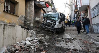 İzmir'de 2 araç ve duvara çarpan çöp kamyonu sürücüsü yaralandı
