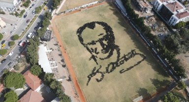 İzmir'de 4 bin öğrenci zeybek oynadı