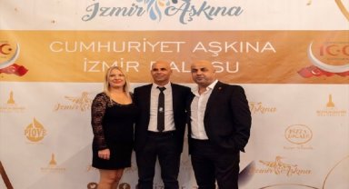 İzmir'de Cumhuriyet'in 100. yılı nedeniyle balo düzenlendi