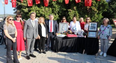 İzmir'de Cumhuriyet'in 100. yılına özel 100 eserlik sergi açıldı
