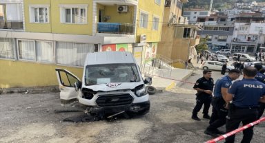 İzmir'de freni boşalan servis minibüsünün duvara çarpması sonucu 7 kişi yaralandı